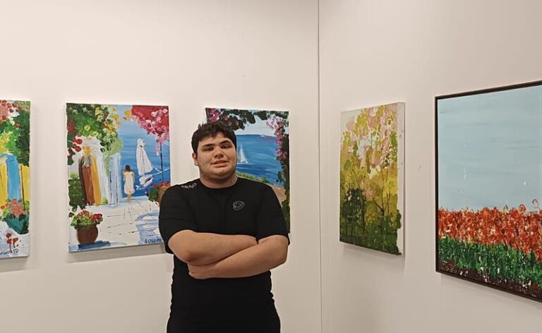 Artista neurodivergente Augusto Mangussi expõe obra no Congresso Jornada do Autismo, em Brasília