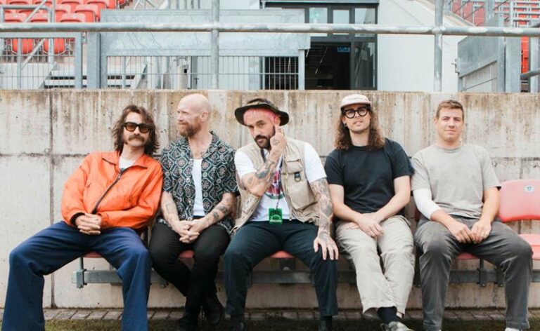 IDLES lança “Rabbit Run”, canção original para o novo filme de Darren Aronofsky, “Caught Stealing”