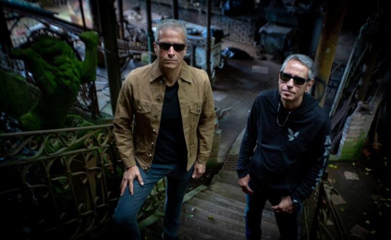 SILVER resgata o rock dos anos 90 no EP de estreia “Turn Around”