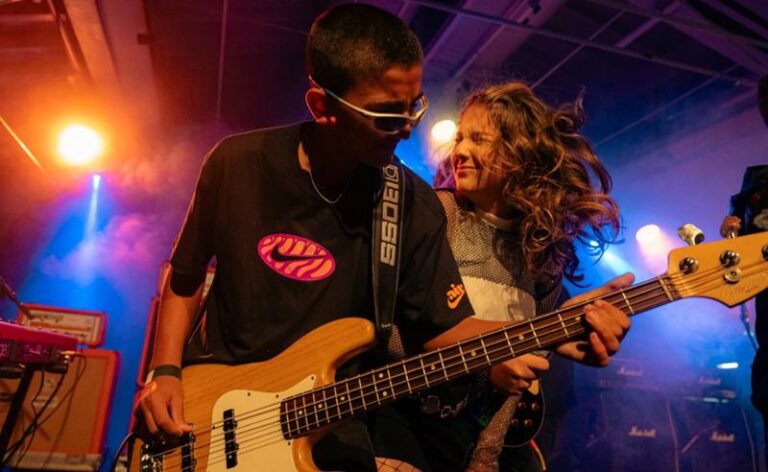 School of Rock embarca no Navio Tempo Rei e leva nova geração da música para celebrar Gilberto Gil em alto-mar