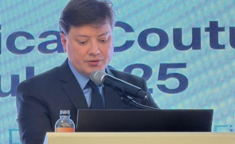 Alessandro Alarcão e Geórgia Alarcão representaram o Brasil no KoreaDerma 2025, em Seoul