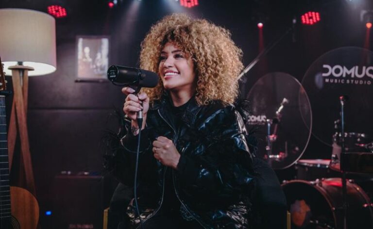 Destaque no reality musical “Estrela da Casa”, a cantora Leidy Murilho apresenta seu novo single e clipe de “Me Ajude A Melhorar”, uma releitura do cantor Eli Soares