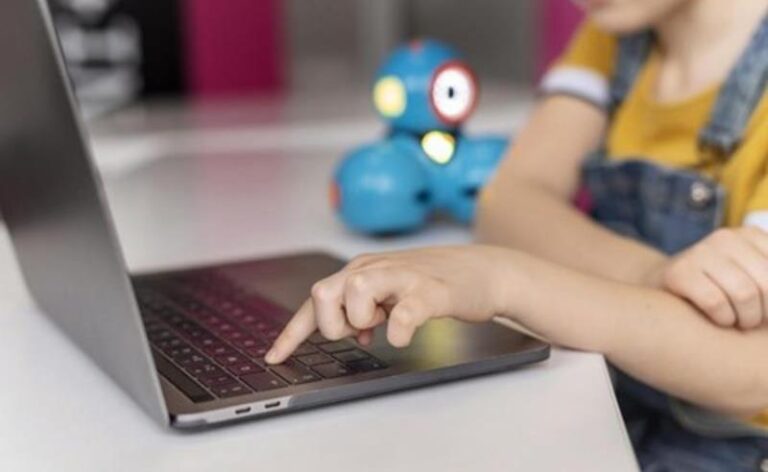 60% dos pais têm dificuldade em acompanhar a vida digital dos filhos, aponta relatório inédito