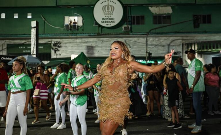 Depois de férias no Caribe, Quitéria Chagas desembarca em Madureira para ensaio do Império Serrano