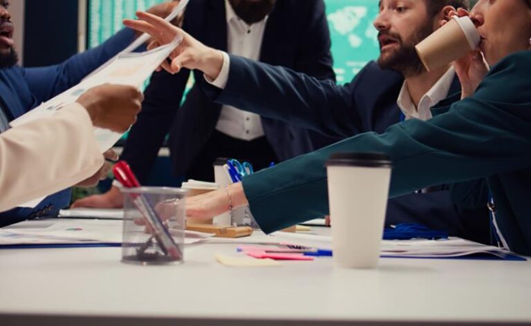 A sobrecarga feminina custa bilhões às empresas, e o problema começa dentro da liderança