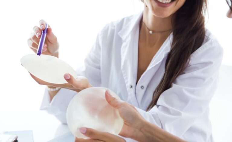 Retirada de prótese de silicone cresce entre mulheres que colocaram implante aos 20