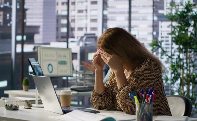 Síndicos sob pressão: burnout na gestão condominial acende alerta no Brasil