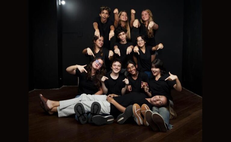 Estudantes cariocas fazem sucesso com premiado grupo de teatro de improviso